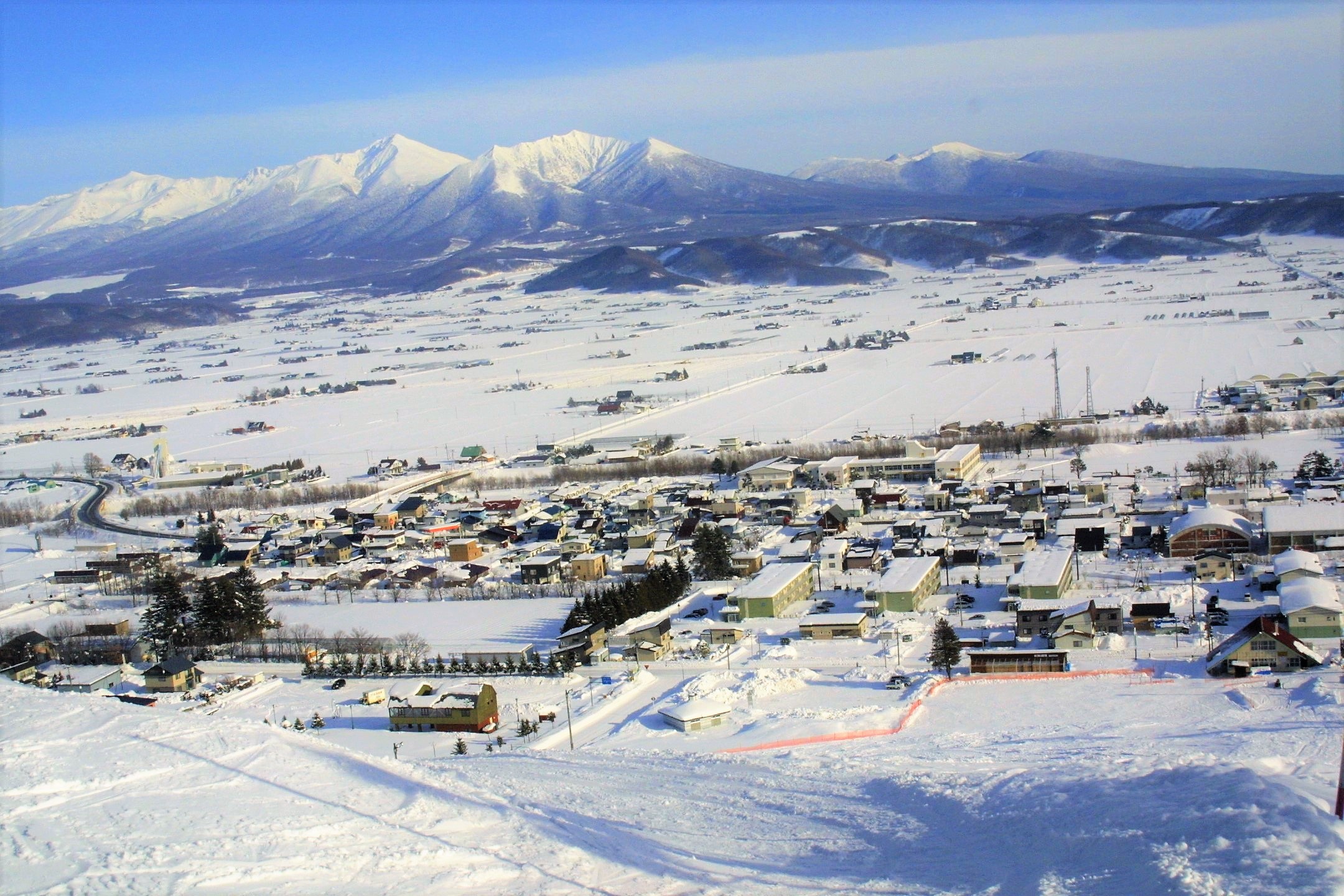 中富良野町のスキー場「北星スキー場」の頂上からの景色